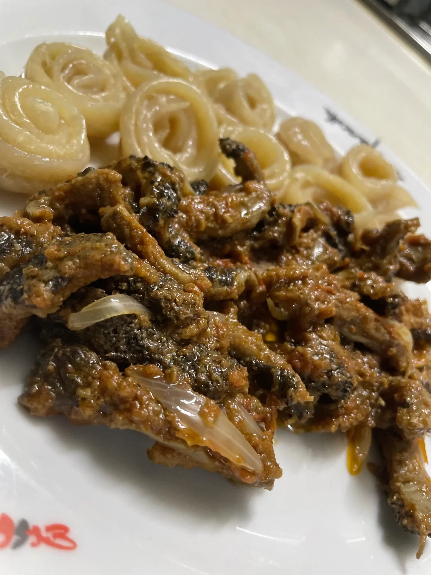 Poisson braisé sauce tomate et macaronis — Couba Club Douala