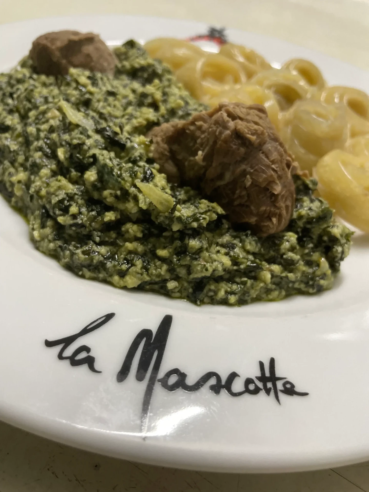 Folon (légumes verts pilés) au bœuf et macaronis — Couba Club