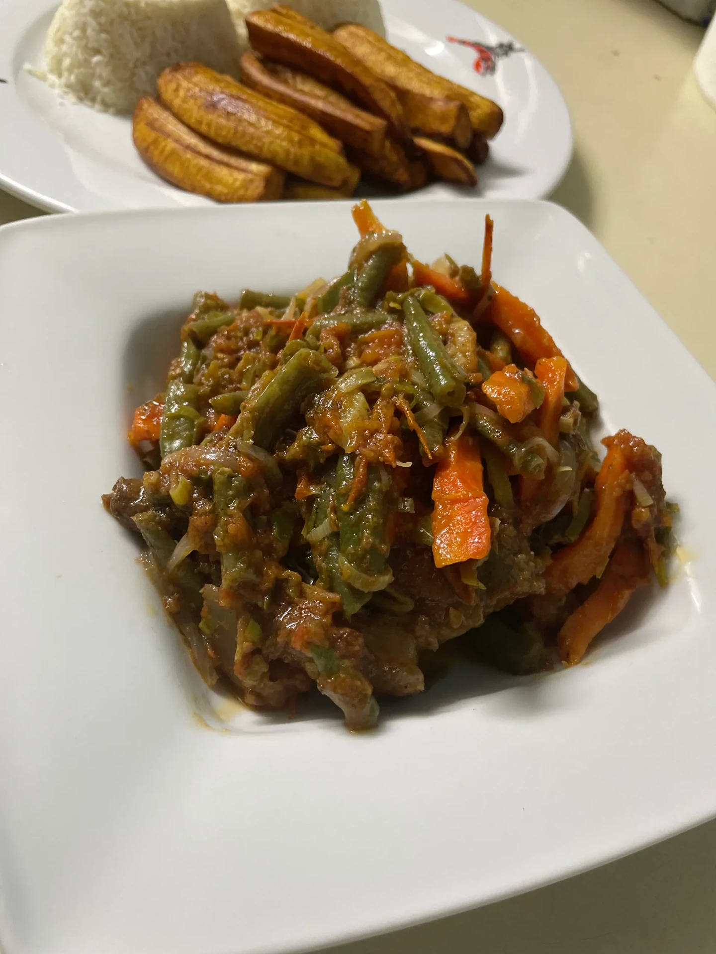 Sauté de bœuf, haricots verts et carottes au riz et plantains mûrs