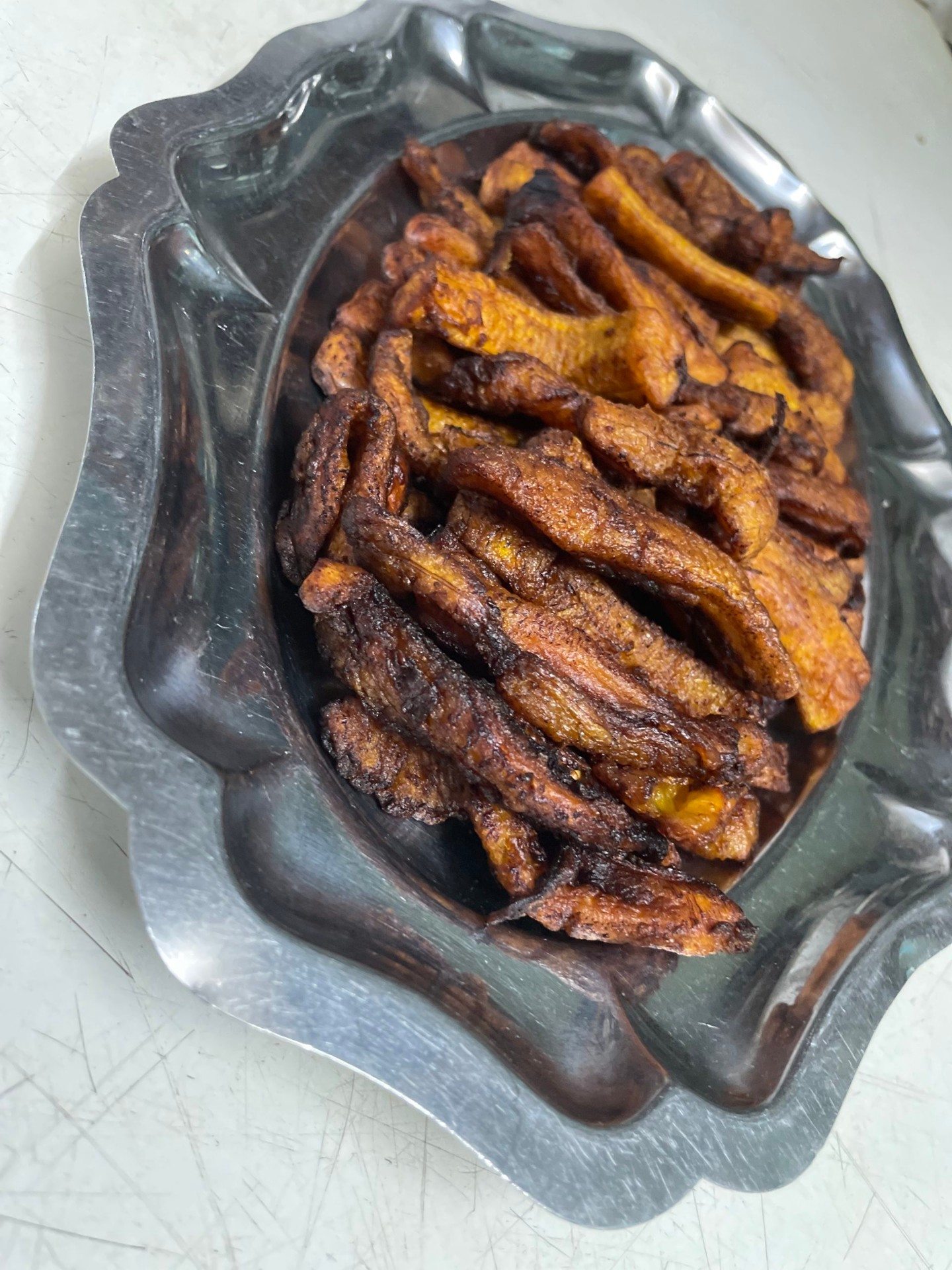 Plantains mûrs sautés (missolè) servis en accompagnement